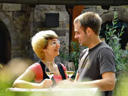 Edler Wein für glückliche Stunden Glückliche Stunden im Urlaub auf dem Winzerhof. Edle Weine kosten, in herrlicher Landschaft wandern und in eleganten Gästezimmern träumen.