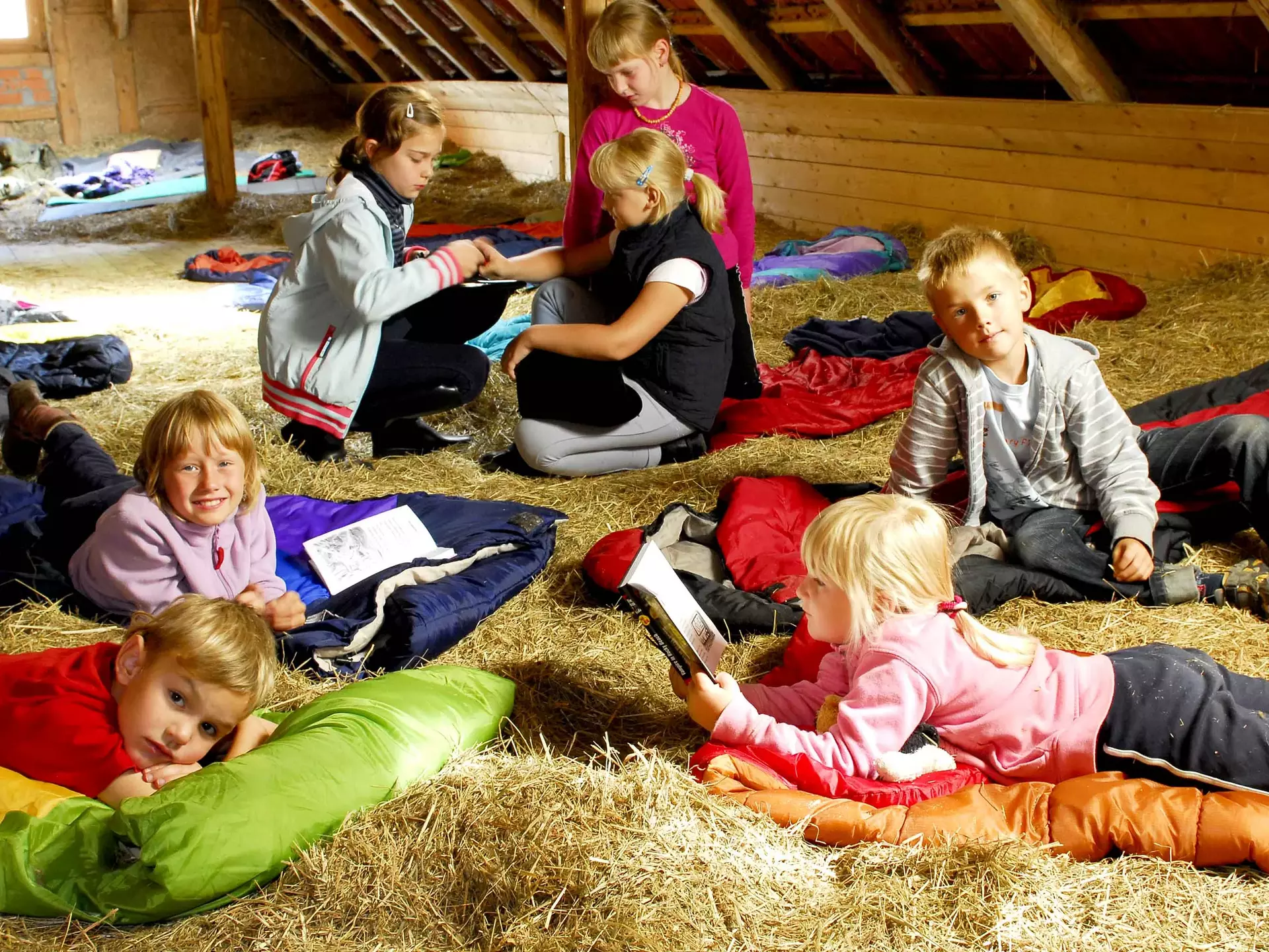 Schlafen im Heu ist eine besondere Attraktion bei einer Klassenfahrt in Thüringen.