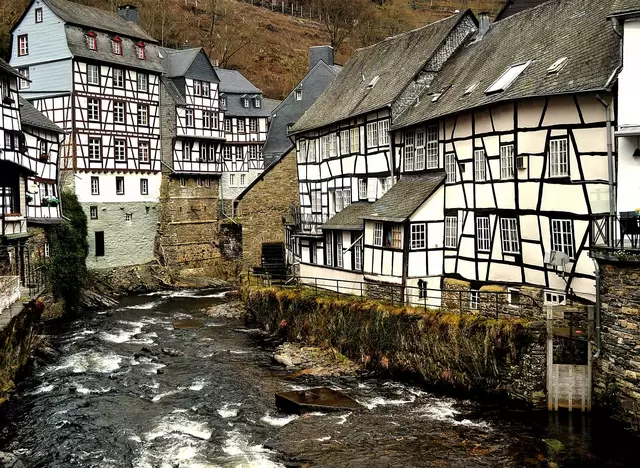 Monschau in der Eifel ist bekannt für seine Fachwerkhäuser