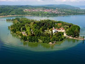 Blumeninsel Mainau im Bodensee - © , Mainau GmbH im Urlaub in der Ferienwohnung am Bodensee einen Ausflug mit dem Schiff zur Blumeninsel Mainau, der drittgrößten Insel im Bodensee, unternehmen