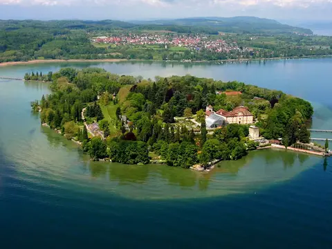 alt="im Urlaub in der Ferienwohnung am Bodensee einen Ausflug mit dem Schiff zur Blumeninsel Mainau, der drittgrößten Insel im Bodensee, unternehmen"