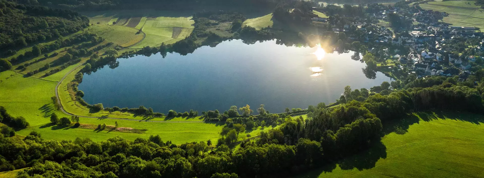 im Eifel Urlaub zum Schalkenmehrener Maar, das älteste der drei Dauner Maare, wandern und den Ausblick genießen