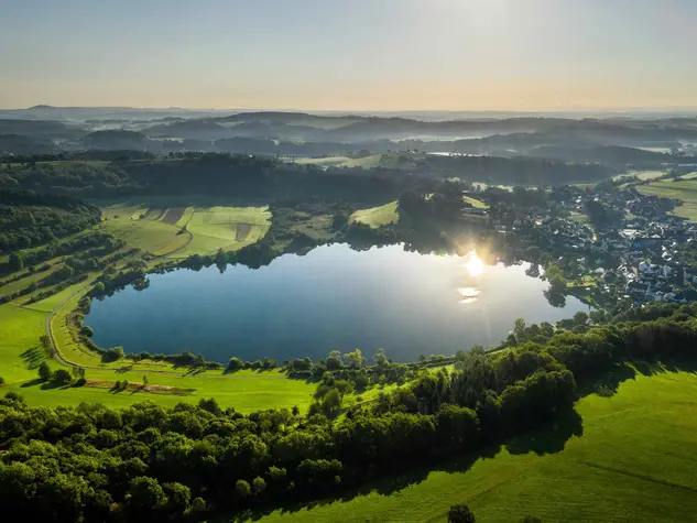 im Eifel Urlaub zum Schalkenmehrener Maar, das älteste der drei Dauner Maare, wandern und den Ausblick genießen