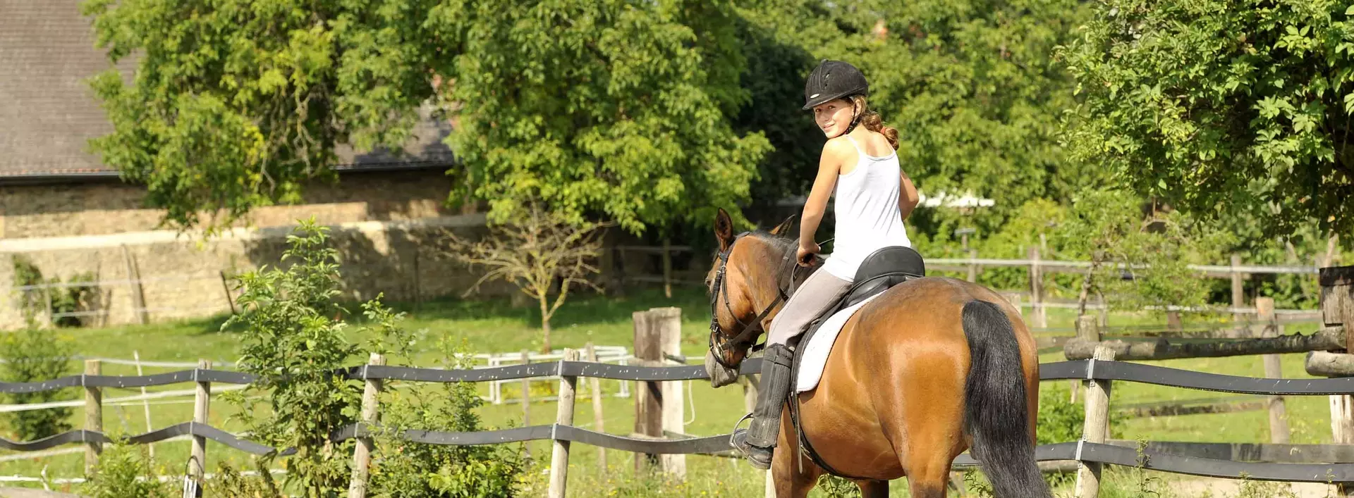 im Urlaub auf dem Reiterhof Reitunterricht nehmen