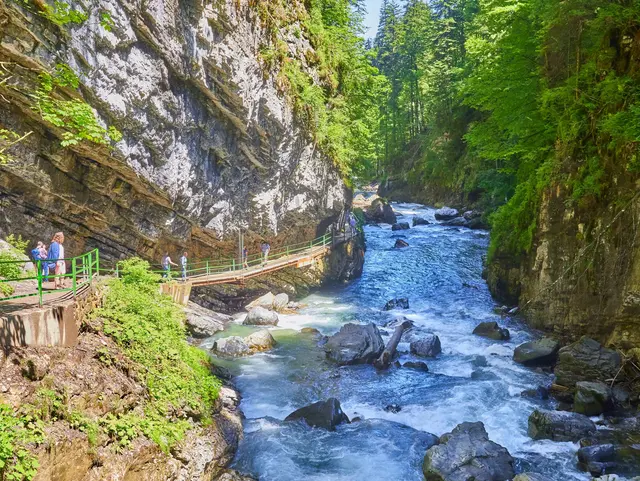 Steile Felswände und ein Wanderweg entlang der Breitachklamm bei Oberstdorf im Allgäu.