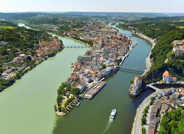 Dreiflüsseeck in Passau - © BAYERN TOURISMUS Marketing GmbH, Hajo Dietz im Urlaub auf dem Bauernhof im Bayerischen Wald die Dreiflüssestadt Passau besuchen