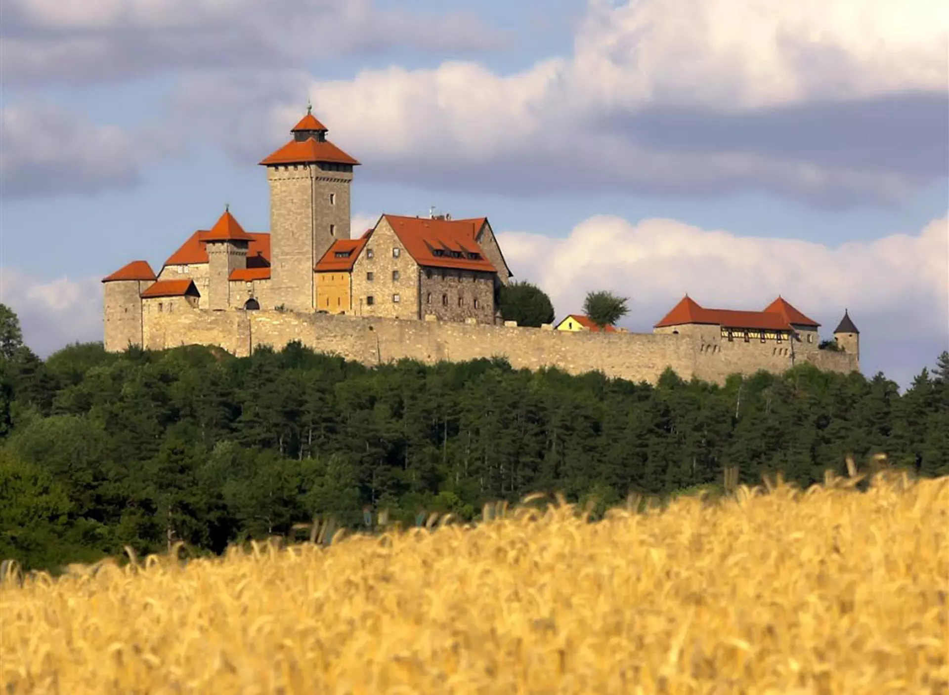 im Urlaub in Thüringen einen Ausflug zur Veste Wachsenburg, einer Burg der Drei Gleichen, unternehmen