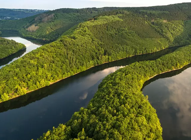Die Urfftalsperre ist ein beliebtes Ausflugsziel im Familienurlaub in der Eifel