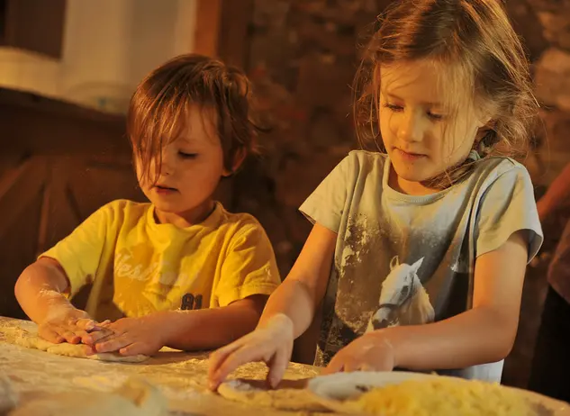 Kinder backen im Backkurs auf dem Bauernhof mit Hofcafe