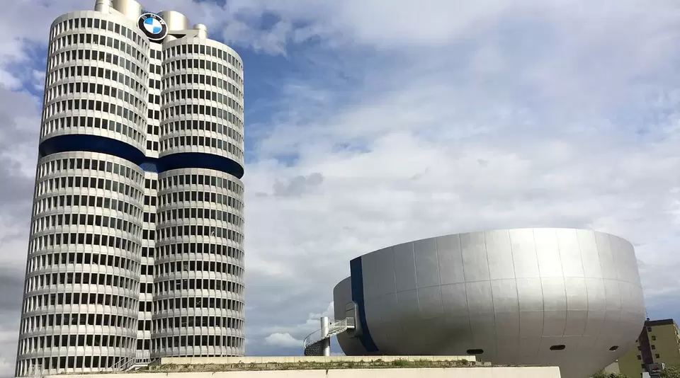 BMW-Welt in München - © Pixabay.com, Anfernee Lo im urlaub auf dem Bauernhof im Umland von München die Ausstellung und das Museum BMW-Welt in München besuchen