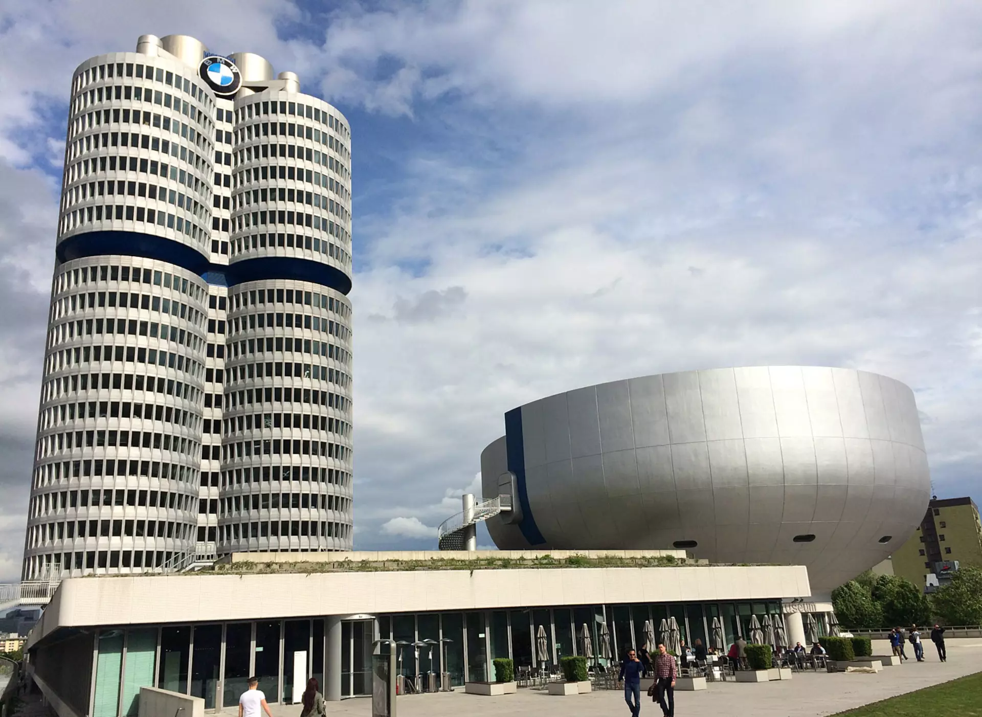 im urlaub auf dem Bauernhof im Umland von München die Ausstellung und das Museum BMW-Welt in München besuchen