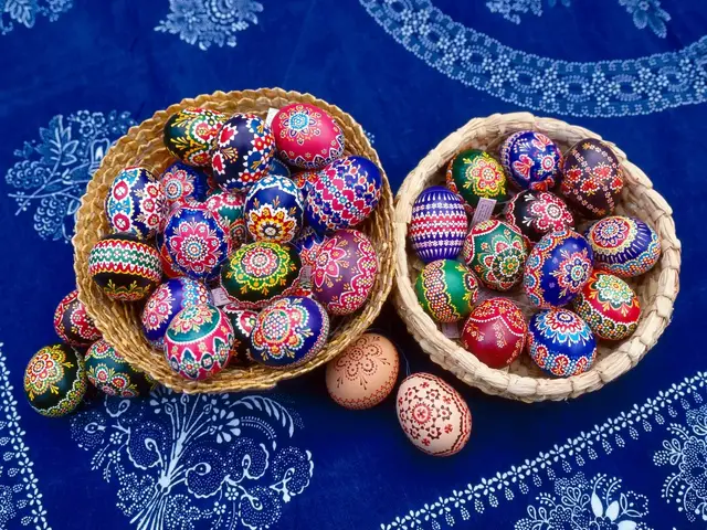 Bunte sorbische Ostereier mit filigranen Punktmustern in traditioneller Wachstechnik handverziert