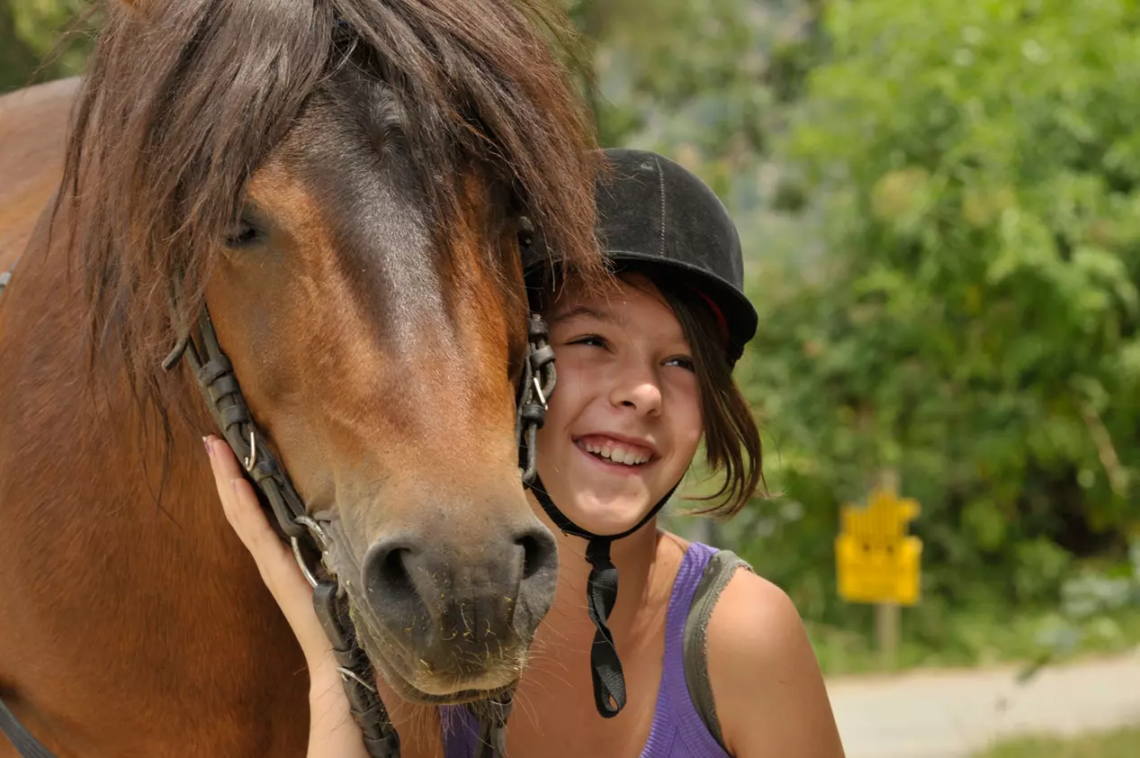 ein Mädchen und ihr Pony