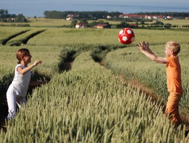Kinder_im_Feld - © LANDURLAUB M-V
, Udo Horn Viel Spaß beim Ballspielen haben Kinder in Mecklenburg-Vorpommern. Dabei können Sie auch den Blick auf die Ostsee genießen.