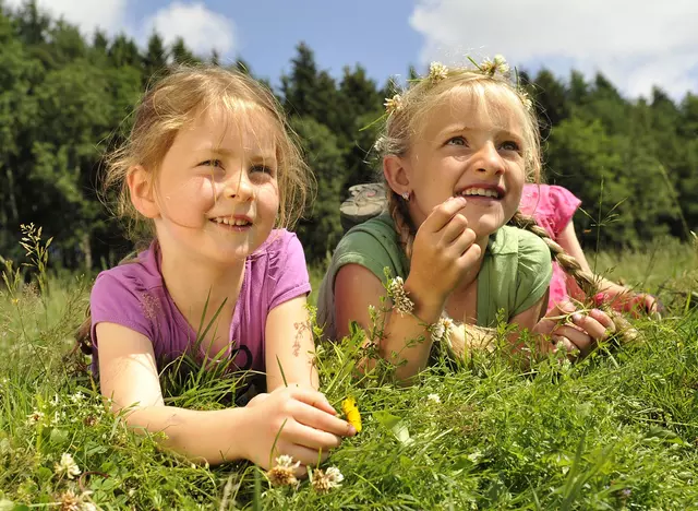 im Familienurlaub in Baden-Württemberg sind Kinder unter sich und spielen auf der Blumenwiese