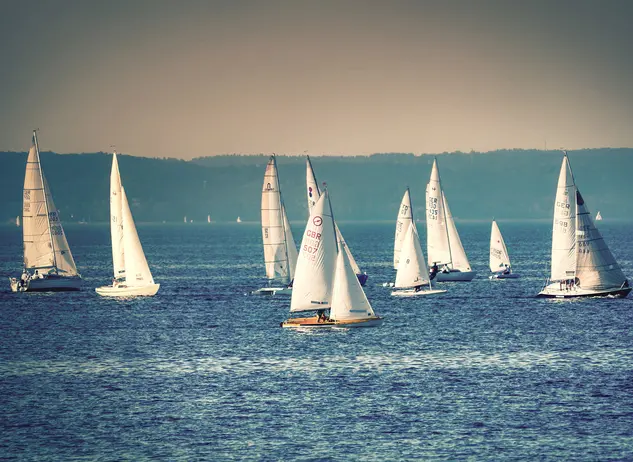 im Urlaub am Starnberger See die Seegelboote bestaunen