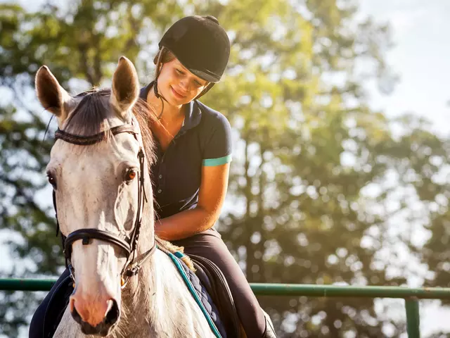 im Urlaub auf dem Reiterhof mit dem Pferd ausreiten