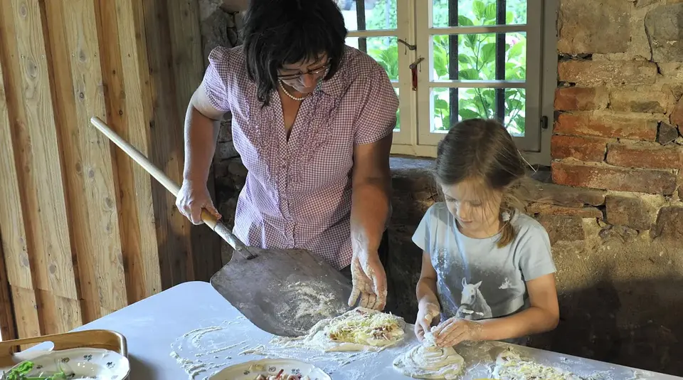 Mit der Bäuerin backen - © Landsichten.de, Suanne Mölle im Urlaub aub dem Bauernhof in Baden-Württemberg mit der Bäuerin Brot und Pizza backen