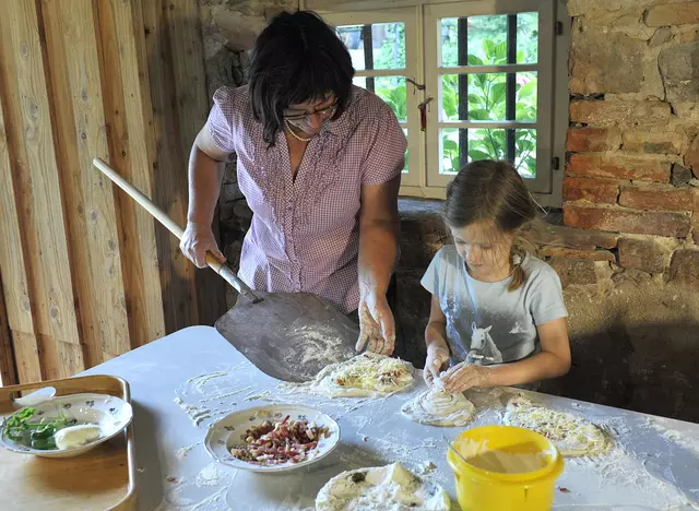 im Urlaub aub dem Bauernhof in Baden-Württemberg mit der Bäuerin Brot und Pizza backen