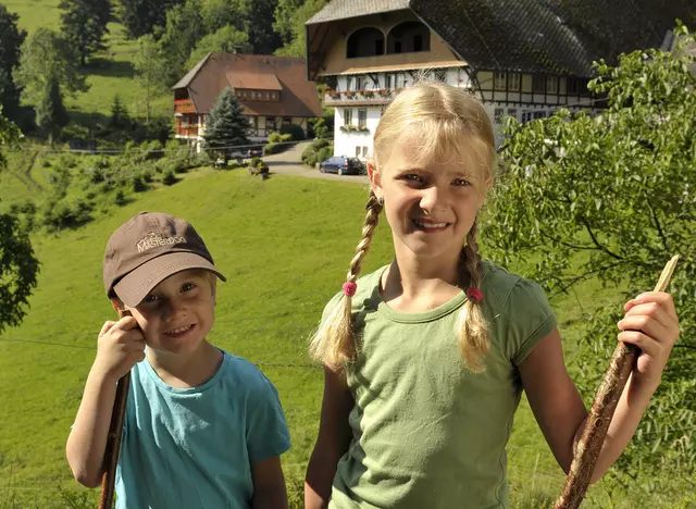 im Familienurlaub auf dem Bauernhof in Baden-Württemberg entdecken Kinder die Umgebung und haben viel Platz zum Spielen