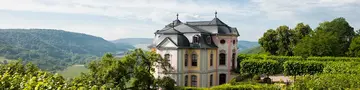 Bei einem Urlaub im Saaleland kann man die Dornburger Schlösser über der Saale bei Dornburg-Camburg besichtigen.