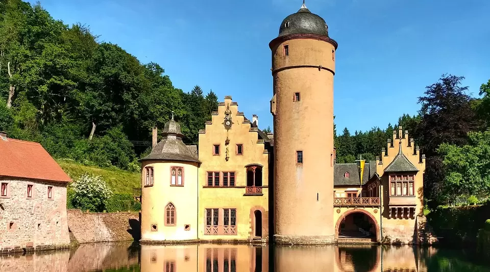 Schloss Mespelbrunn im Spessart - © Pixabay.de, Volker Glätsch im Urlaub auf dem Bauernhof im Spessart zum Schloss Mespelbrunn wnadern, dem Drehort für den Film Das Wirtshaus im Spessart