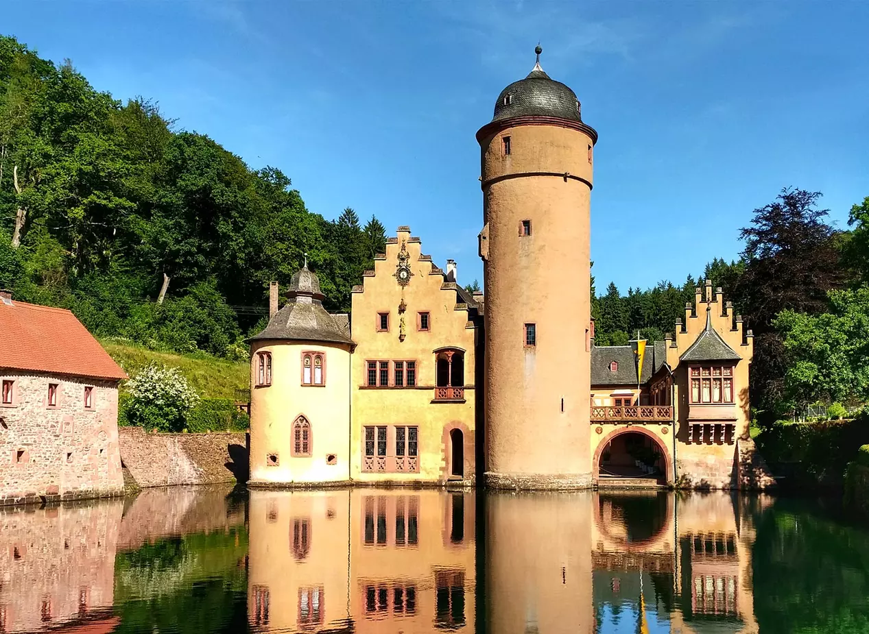 im Urlaub auf dem Bauernhof im Spessart zum Schloss Mespelbrunn wnadern, dem Drehort für den Film Das Wirtshaus im Spessart