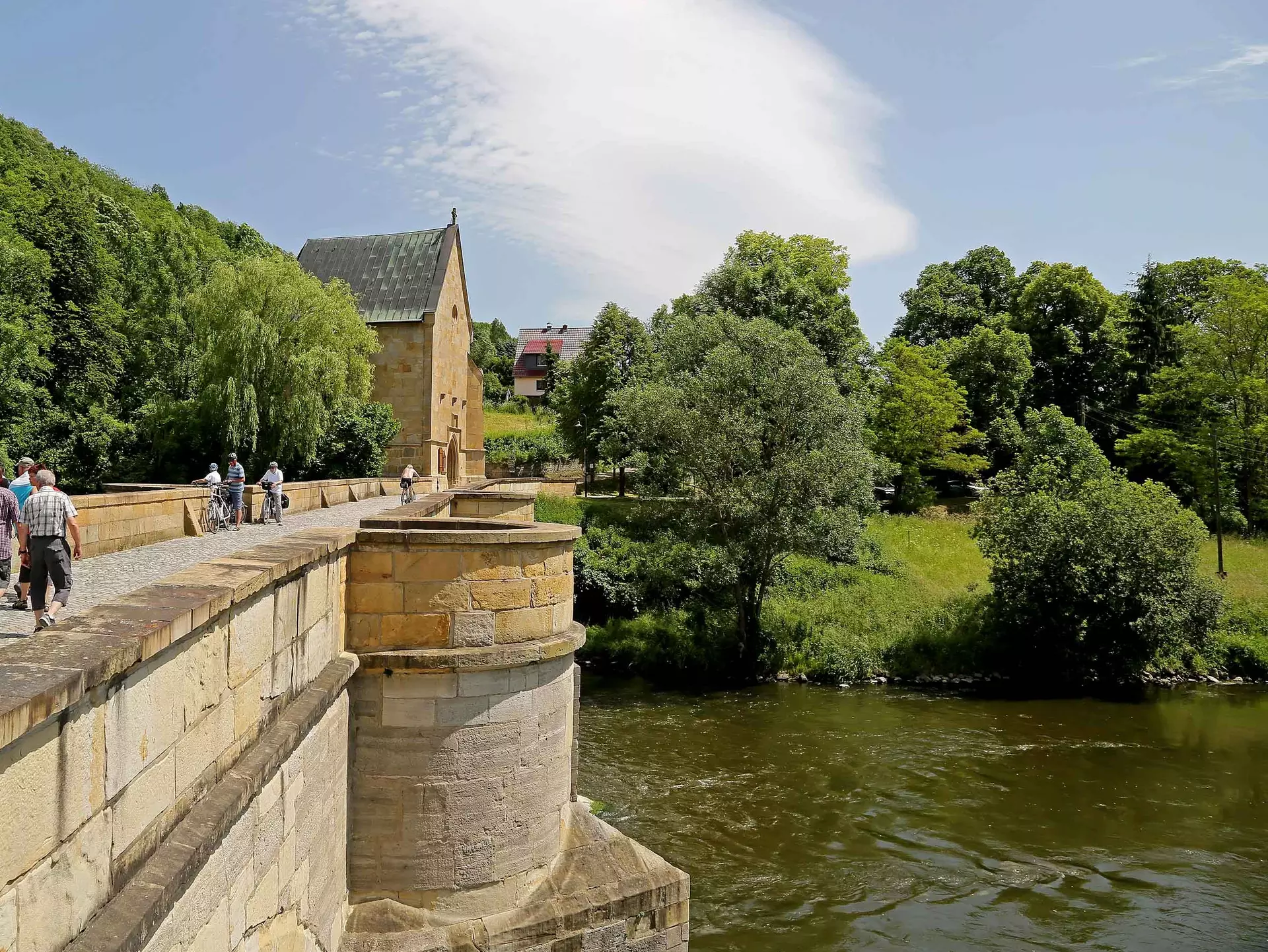 Alte Werrabrücke mit Liboriuskapelle in Creuzburg - © Joachim Negwer, Thüringer Tourismus GmbH im Urlaub am Nationalpark Hainich die Liboriuskapelle an der Alten Werrabrücke in Creuzburg besuchen