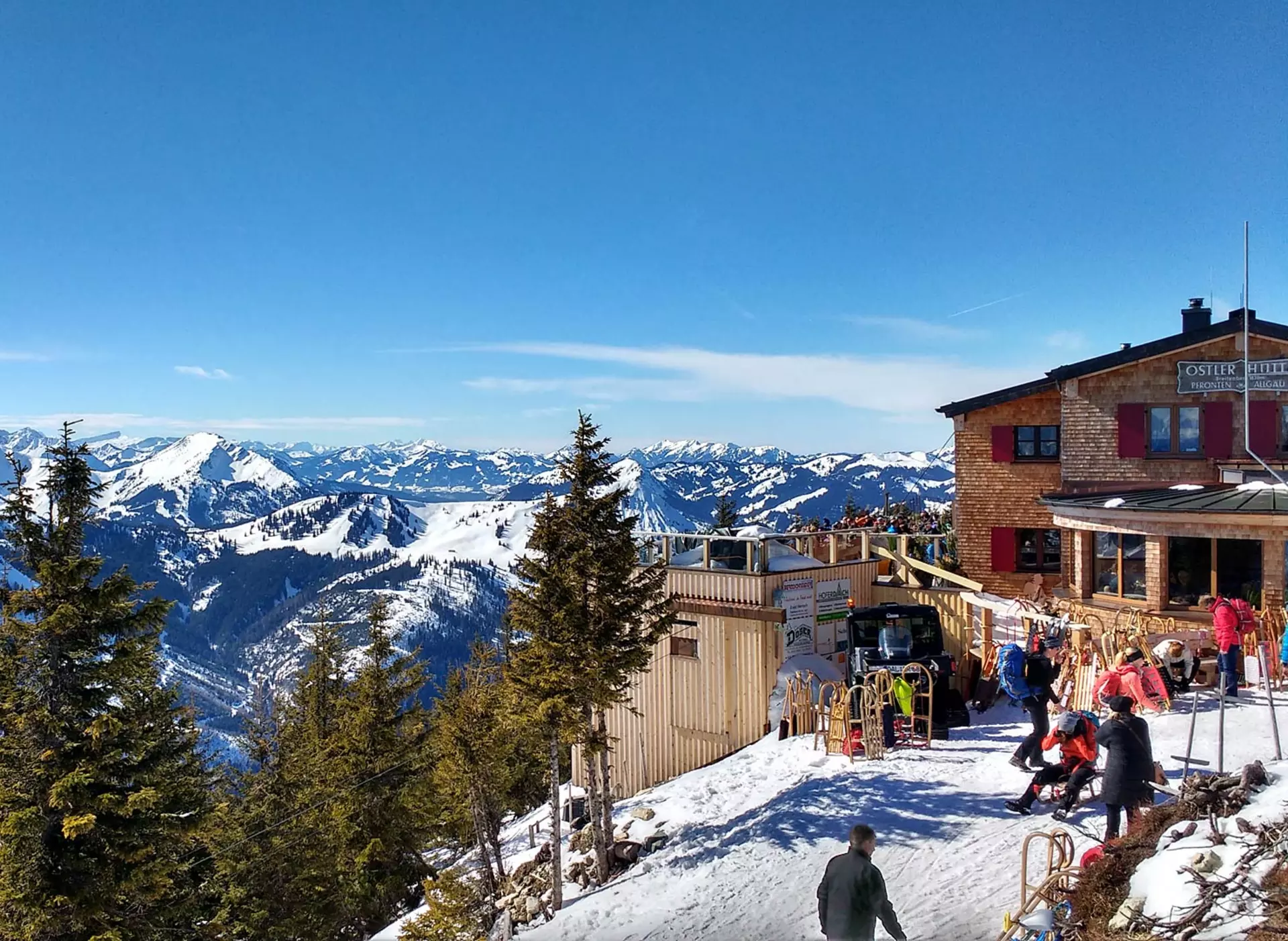 Winterurlaub im Allgäu: bei Skifahren eine Pause in der Berghütte machen