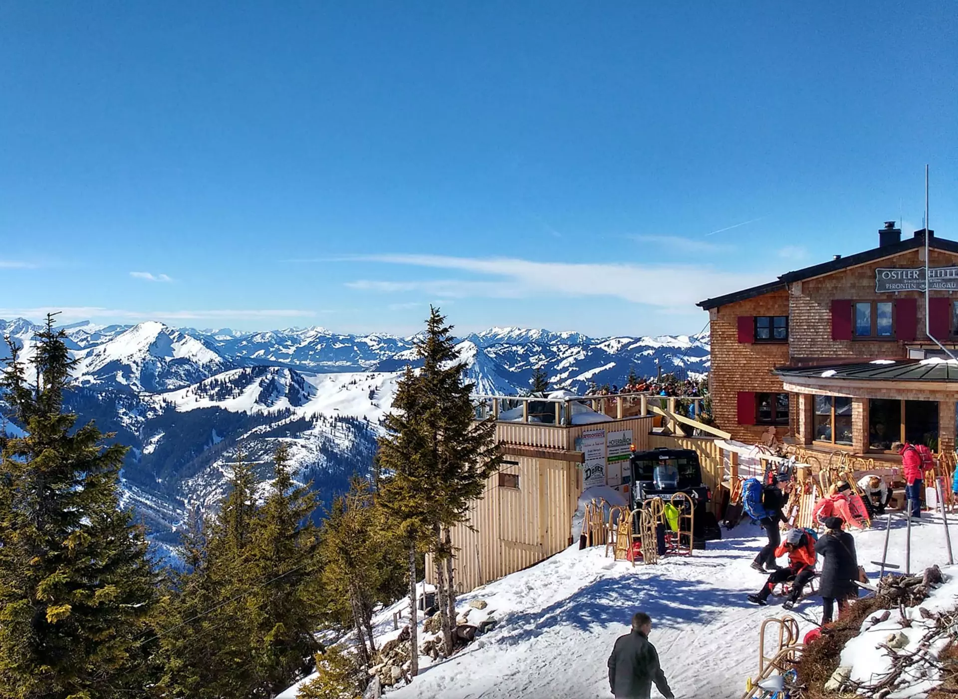 Ostlerhütte auf dem Breitenberg im Allgäu - © Pixabay.com, captchaos21 Winterurlaub im Allgäu: bei Skifahren eine Pause in der Berghütte machen