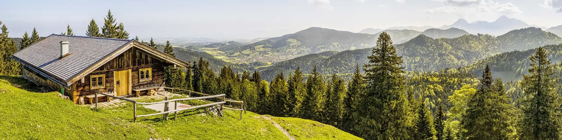 im urlaub auf dem Bauernhof in Oberbayern zur Almhütte wandern