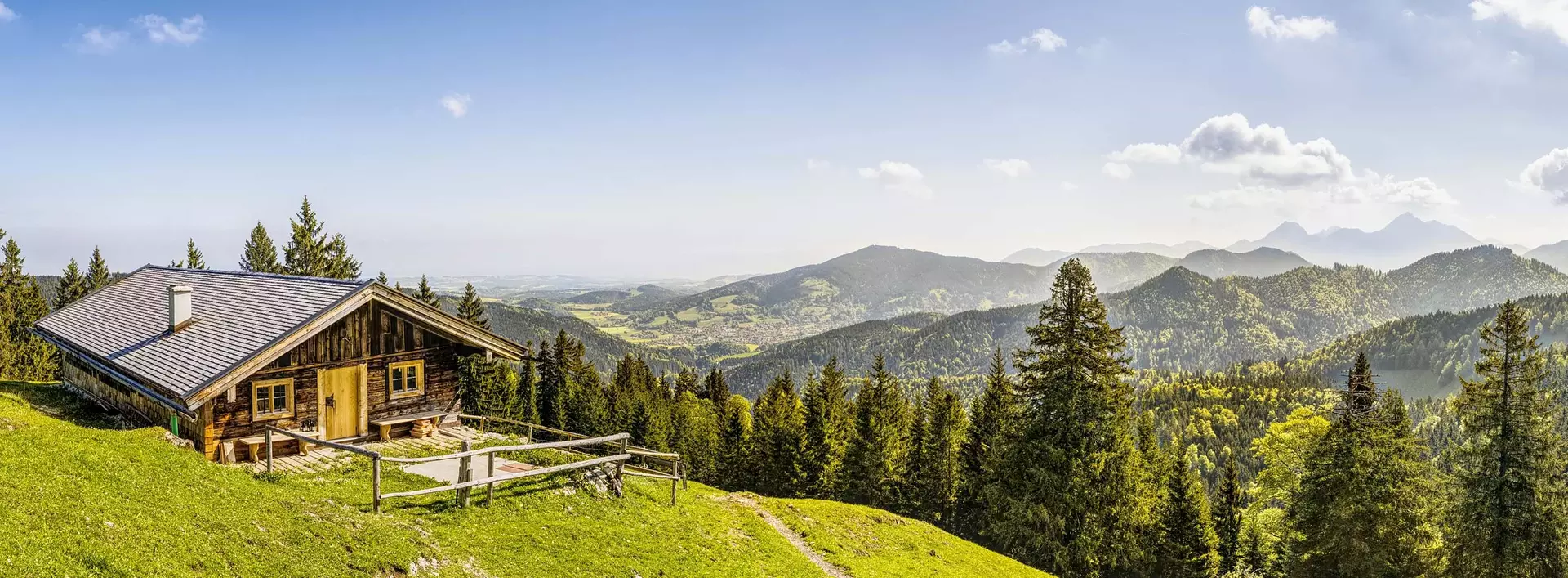 im urlaub auf dem Bauernhof in Oberbayern zur Almhütte wandern