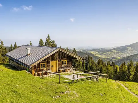 alt="im urlaub auf dem Bauernhof in Oberbayern zur Almhütte wandern"