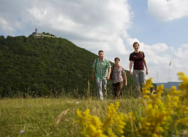 im Urlaub auf der Schwäbischen Alb die Umgebung beim Wandern erkunden