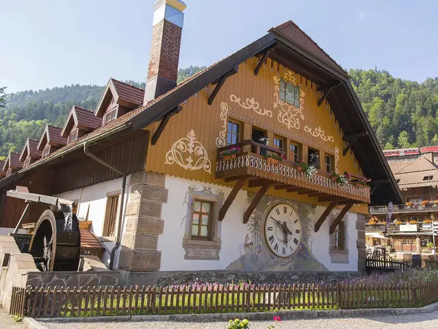 Kuckucksuhr beim Hofgut Sternen in Breitnau - © Hochschwarzwald Tourismus GmbH, im Urlaub im Schwarzwald einen Ausflug nach Breitnau machen und die Kuckucksuhr beim Hofgut Sternen bestaunen