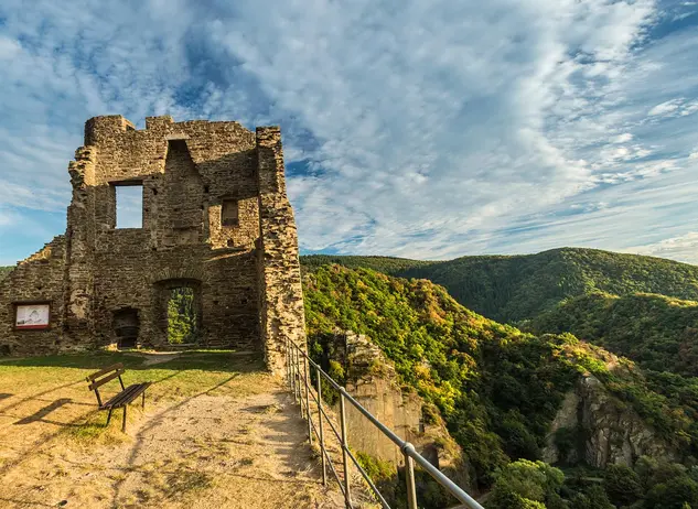 im Urlaub auf dem Weingut im Ahrtal auf dem Rotweinwanderweg die Burgruine Are besuchen