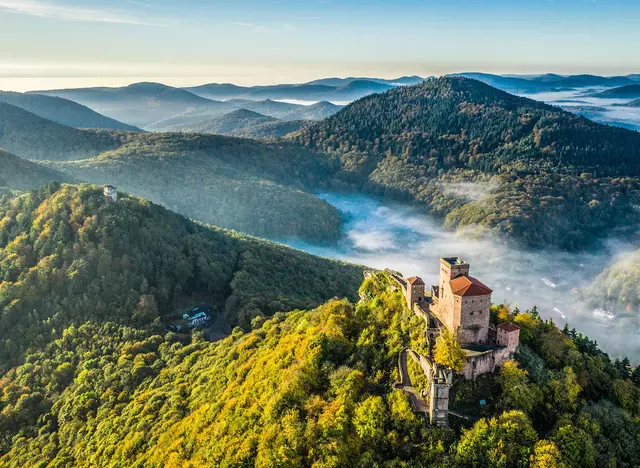 im Urlaub auf dem Bauernhof in der Pfalz die Reichsburg Trifels bestaunen