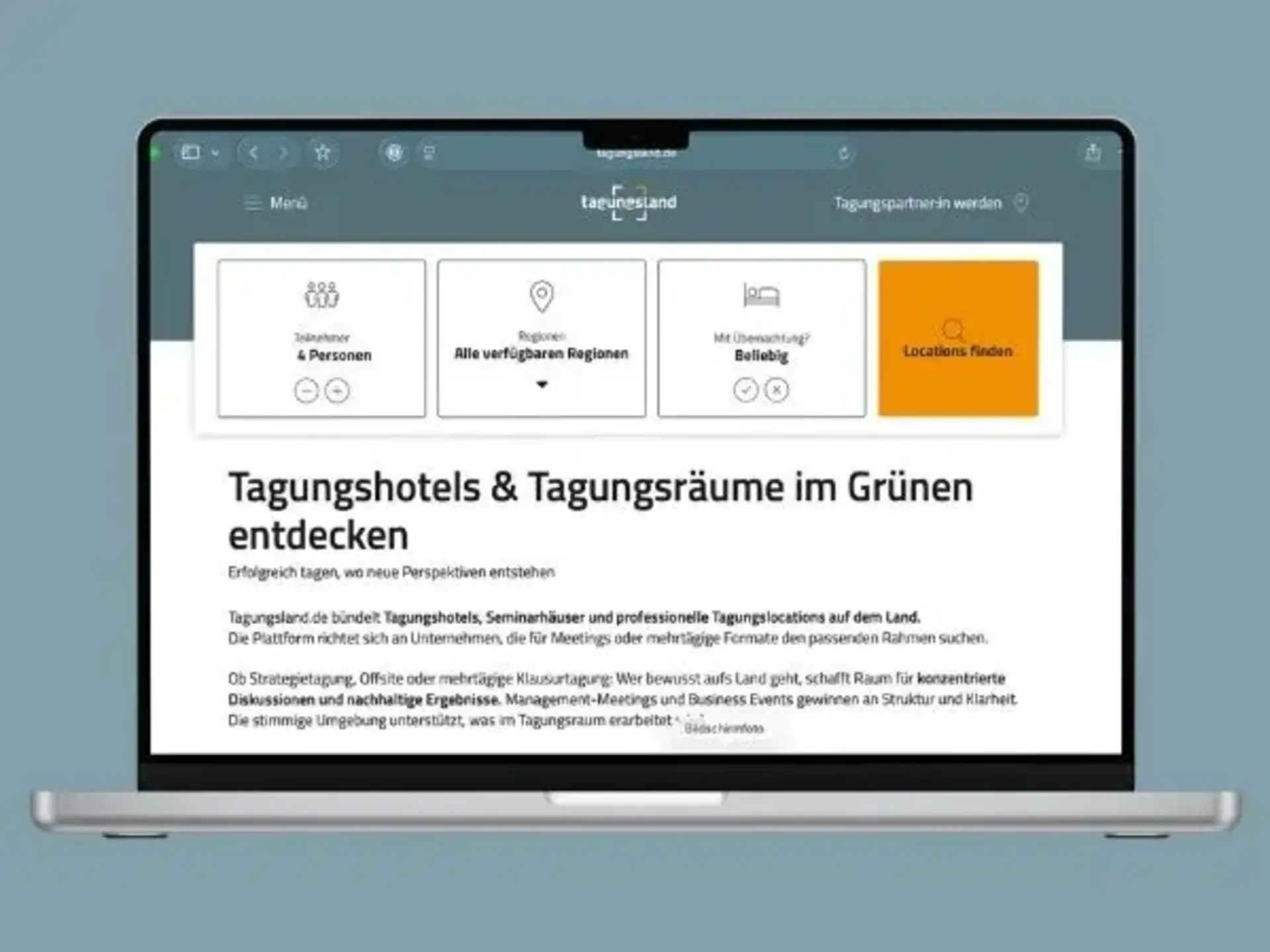 Plattform für Tagungshotels und Tagungsräume im Grünen Laptop mit dem Bildschirm der Buchungsplattform "Tagungsland" für Tagungen im Grünen