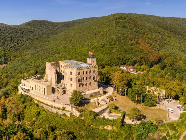 im Urlaub auf dem Bauernhof in der Pfalz das Schloss Hambach bei Neustadt an der Weinstraße besuchen