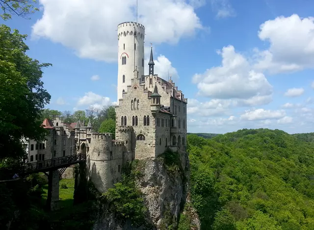 im Urlaub auf der Schwäbischen Alb das Schloss Lichtenstein besichtigen