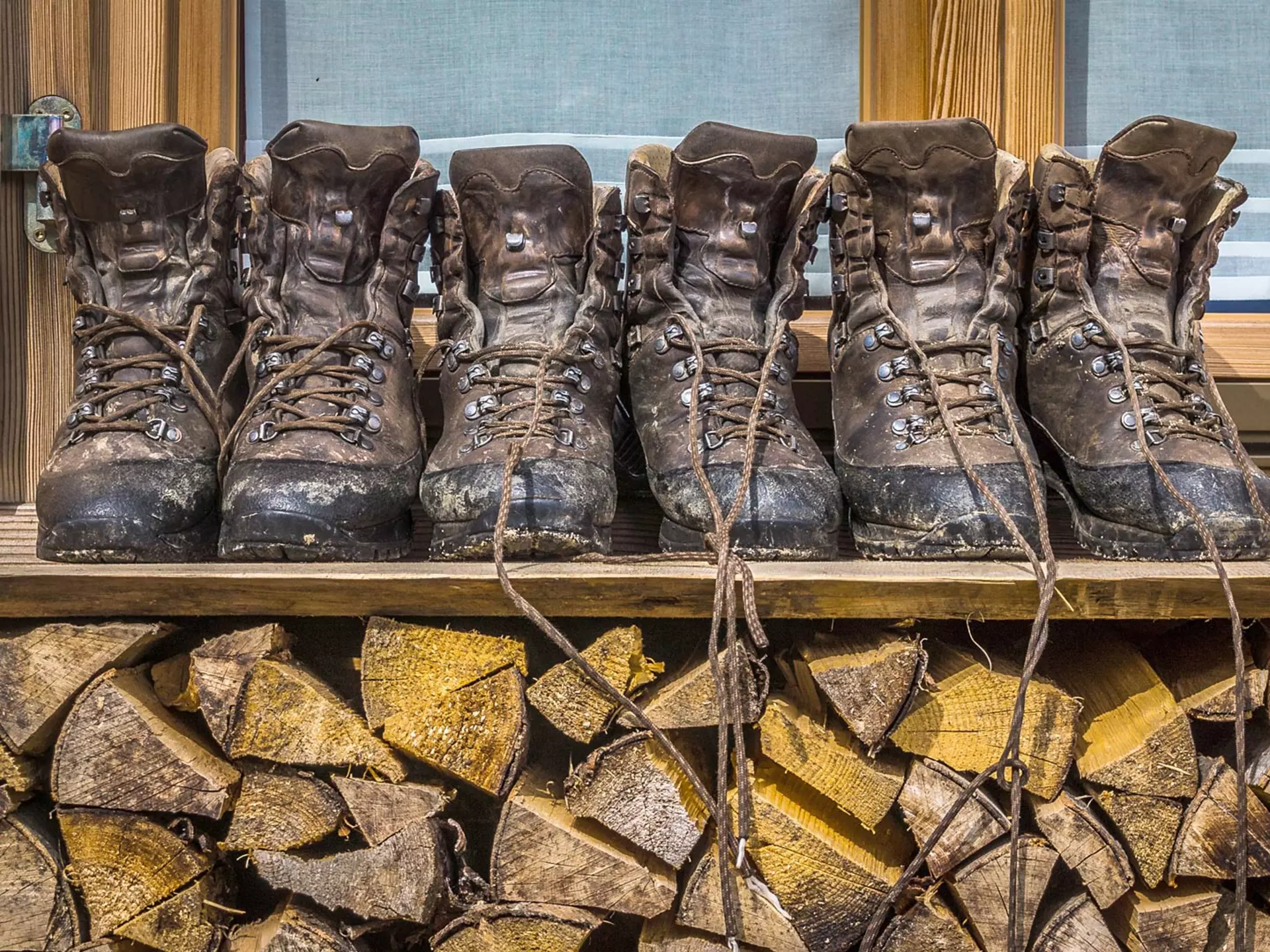Wanderurlaub in den Bergen - Wanderstiefel vor der Berghütte - © Pixabay.com, Michoff Urlaub in den Bergen - Wandern in Deutschlands Mittelgebirgen