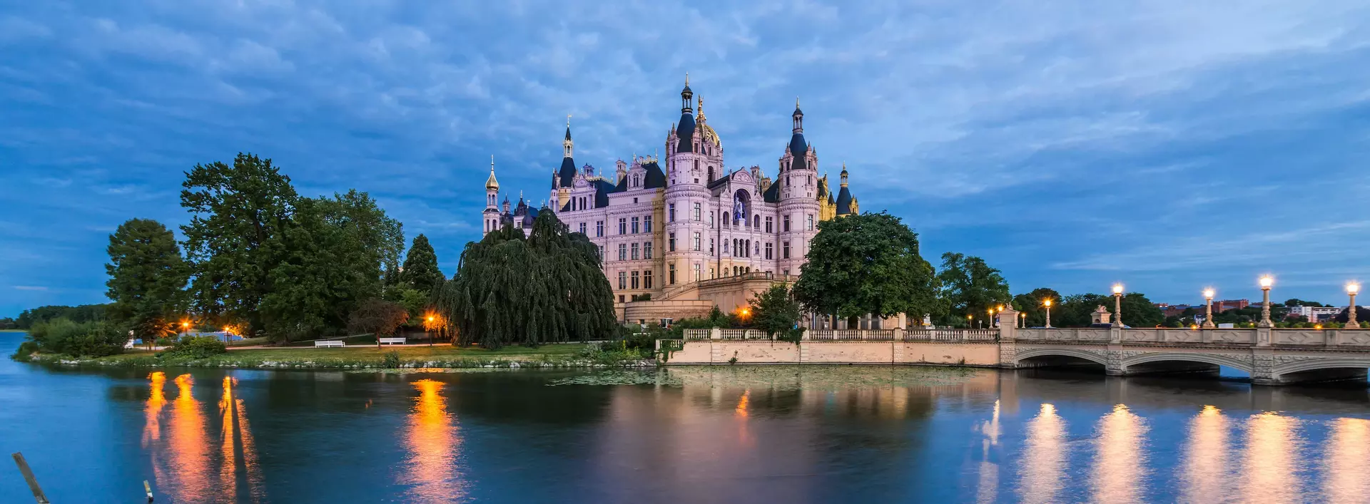 Blick auf das Schloss Schwerin bei Dämmerung
