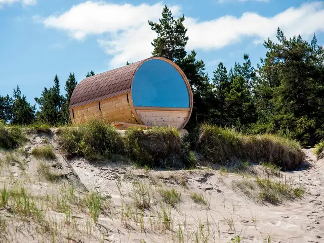 Holz-Weinfass als Unterkunft in den Dünen nahe Strand und Wald – außergewöhnliche Übernachtung in der Natur