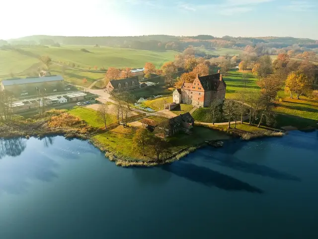 Schloss Ulrichshusen im Frühling – Urlaub im Gutshaus in Mecklenburg - © Fabian, AdobeStock Das Schloss Ulrichshusen in Mecklenburg-Vorpommern liegt im Frühling farbenfroh am See und steht für Urlaub im Gutshaus und Herrenhaus Urlaub.