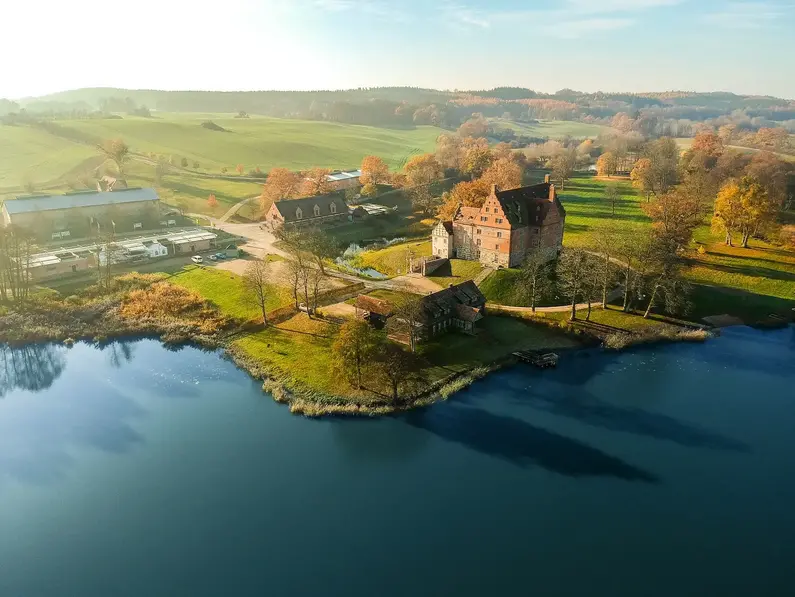 Schloss Purschenstein im Erzgebirge - © Schloss Purschenstein, Das Schloss Ulrichshusen in Mecklenburg-Vorpommern liegt im Frühling farbenfroh am See und steht für Urlaub im Gutshaus und Herrenhaus Urlaub.