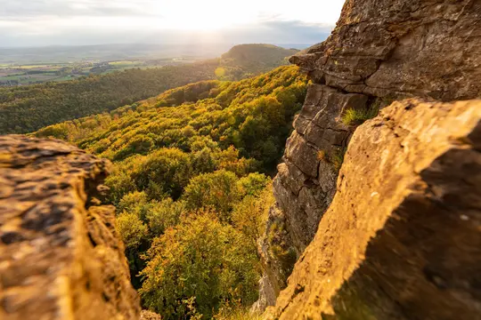 Der Hohenstein erhebt sich mit seinen 340,5 m ü. NHN im Westen des Süntels und beeindruckt mit steilen Felsklippen, dichten Wäldern und einem weiten Blick über das Weserbergland.