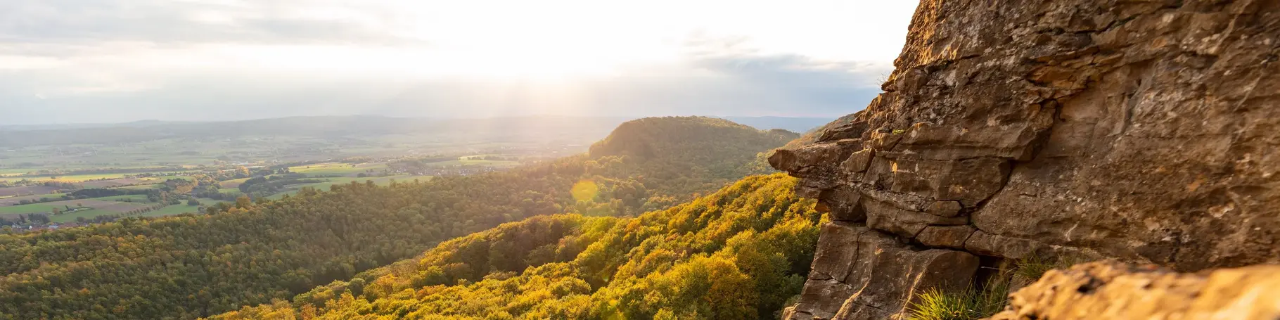 Der Hohenstein erhebt sich mit seinen 340,5 m ü. NHN im Westen des Süntels und beeindruckt mit steilen Felsklippen, dichten Wäldern und einem weiten Blick über das Weserbergland.
