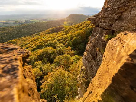 Der Hohenstein erhebt sich mit seinen 340,5 m ü. NHN im Westen des Süntels und beeindruckt mit steilen Felsklippen, dichten Wäldern und einem weiten Blick über das Weserbergland.