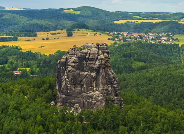 Der Falkenstein ist der massigste freistehende Fels der Sächsischen Schweiz.