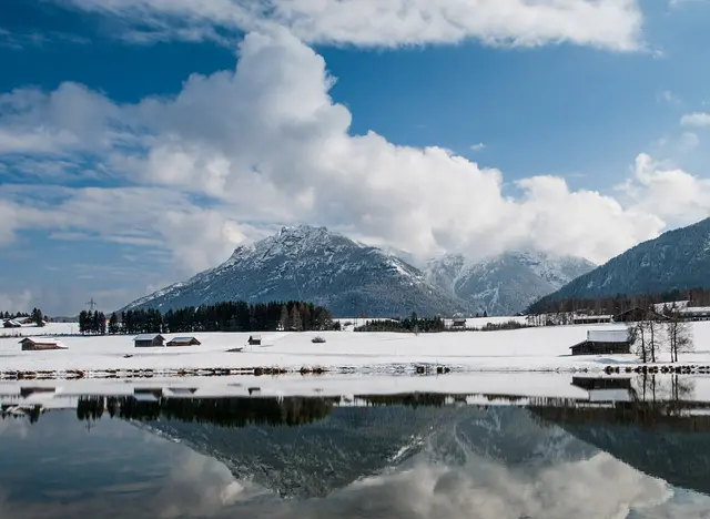 im Winterurlaub in den verschneiten Alpen in Bayern unterwegs sein